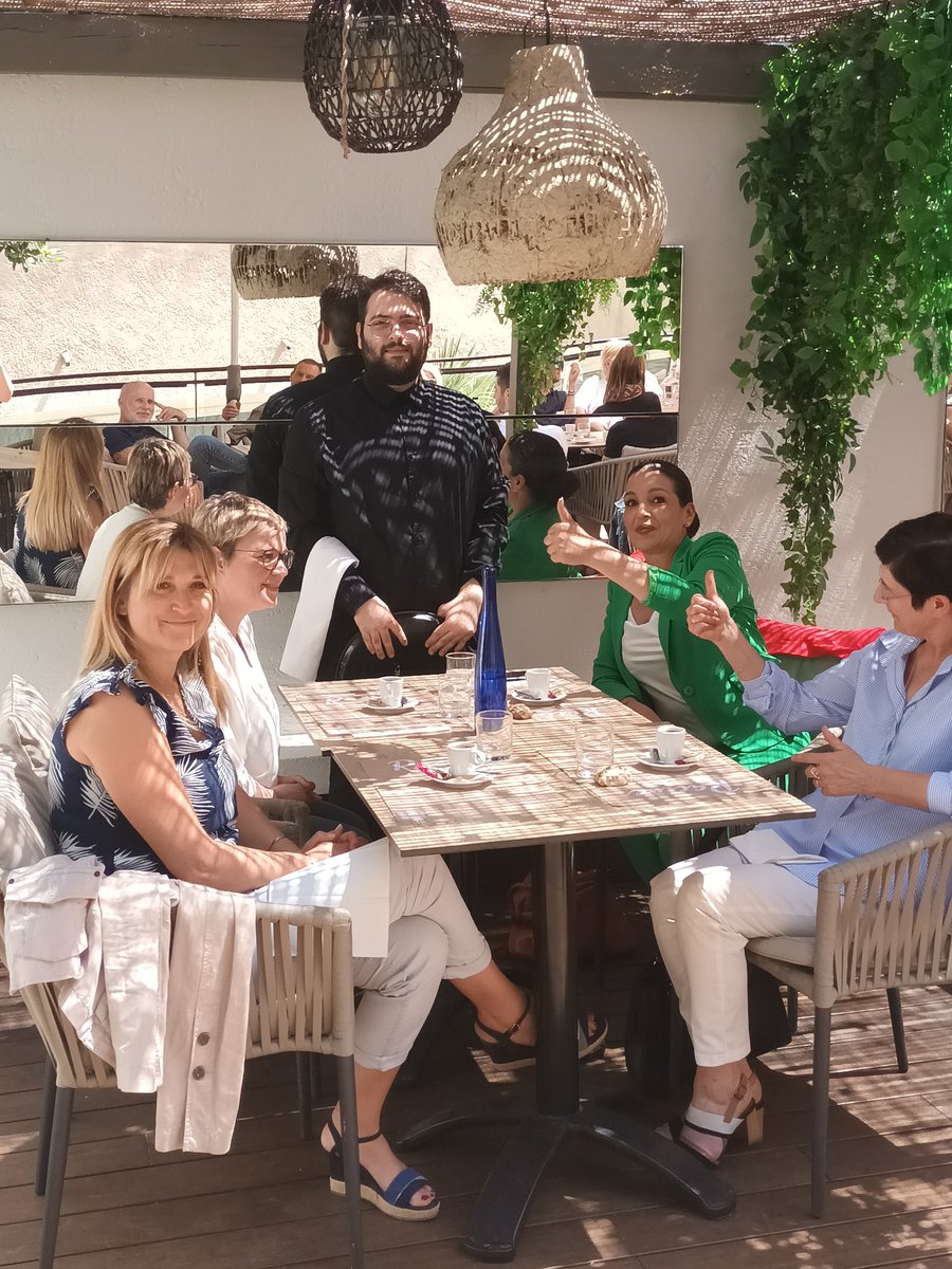 CelineViaux's tweet photo. Encore un exemple de réussite:bravo à Enes qui finalise ce jour sa formation et à Dalida, professionnelle investie dans la transmission des compétences de serveur ! #umih84 #novotelpontdavignon #tousmobilises #PoleEmploi https://t.co/Go3aPSQr3Z