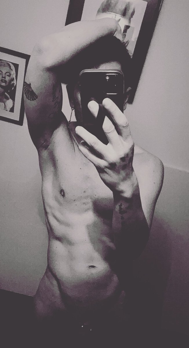 bst_stdlr's tweet photo. ✌🏼🤓 #gay #naked https://t.co/JhmwxO3JNR
