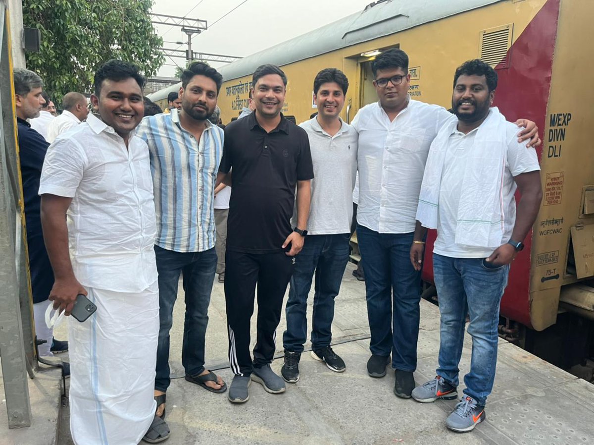 GaurNsui's tweet photo. अखिल भारतीय कांग्रेस कमेटी के 3 दिवसीय चिंतन शिविर 'नव संकल्प' में शामिल होने के लिए यात्रा प्रारंभ
हम सब के नेता आदरणीय @RahulGandhi जी के नेतृत्व में दिल्ली के सराय रोहिल्ला रेलवे स्टेशन से उदयपुर के लिए कांग्रेस पार्टी के नेतागण के साथ चेतक एक्सप्रेस का सफर  @Neerajkundan https://t.co/ctnOEe2FTQ