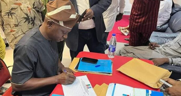 thecableng's tweet photo. ‘We’re the resistance’ — Oluwo, Ambode’s associate, joins Lagos guber race | TheCable https://t.co/07fdy9QZzD https://t.co/zKvodEyz8N