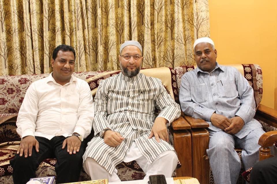 AimimAziz's tweet photo. #Jis ka Naam Sun kar Sanghi Chaddi geeli ho jaati hai us shaksiyat ka janm aaj hi ke din hua tha!
🎉ALLAH Pak Hamare Sadar @asadowaisi sahab Ko Hamesha Kush Rakhe Ameen Suma Ameen.....🎈
#Salgira Mubarak
Naqeeb E Millat Barrister Asaduddin Owaisi Sahab. https://t.co/dQDfWFDWzz