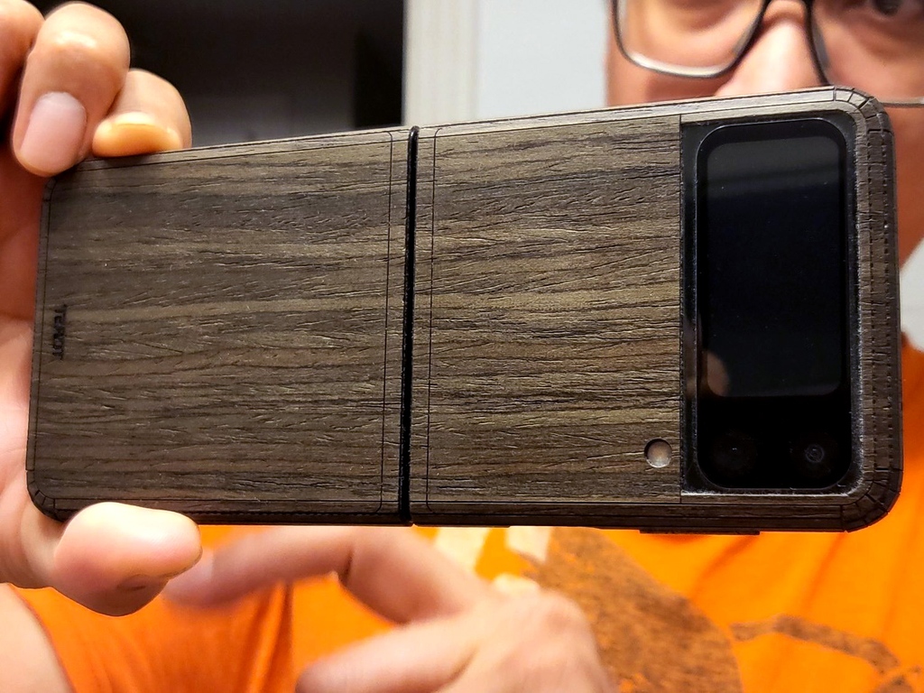 Toastmade's tweet photo. "It's like having both a case and a skin for my #GalaxyZFlip3. Thanks Toast! You rock!" -John J.

#customerreviews #ZFlip3 #ebonywood #realwoodcase #realwoodcover #realwoodskin #lasercut #portlandmade https://t.co/rlk21oVkMe