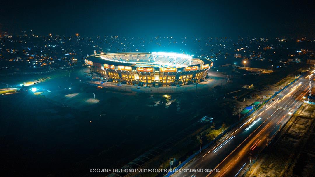 Bradleylehani7's tweet photo. Un jeune congolais au nom de #Jeremiebe ayant décidé tard dans la nuit de faire voler son drone, il a été captivé par la beauté se dégageant du dessus le stade de martyr.
Admirez par vous même 🫵.
📸 : #Jeremiebe https://t.co/hUFpoXFE8n
