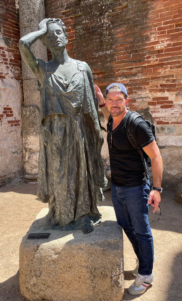 Emocionante, único y espectacular enclave de nuestra historia y de la historia del teatro. 
Por supuesto, sabéis dónde me encuentro ¿verdad? Pero…¿sabéis a quién está dedicada esta estatua?

#Teatro #Cultura #mediterranean #spain