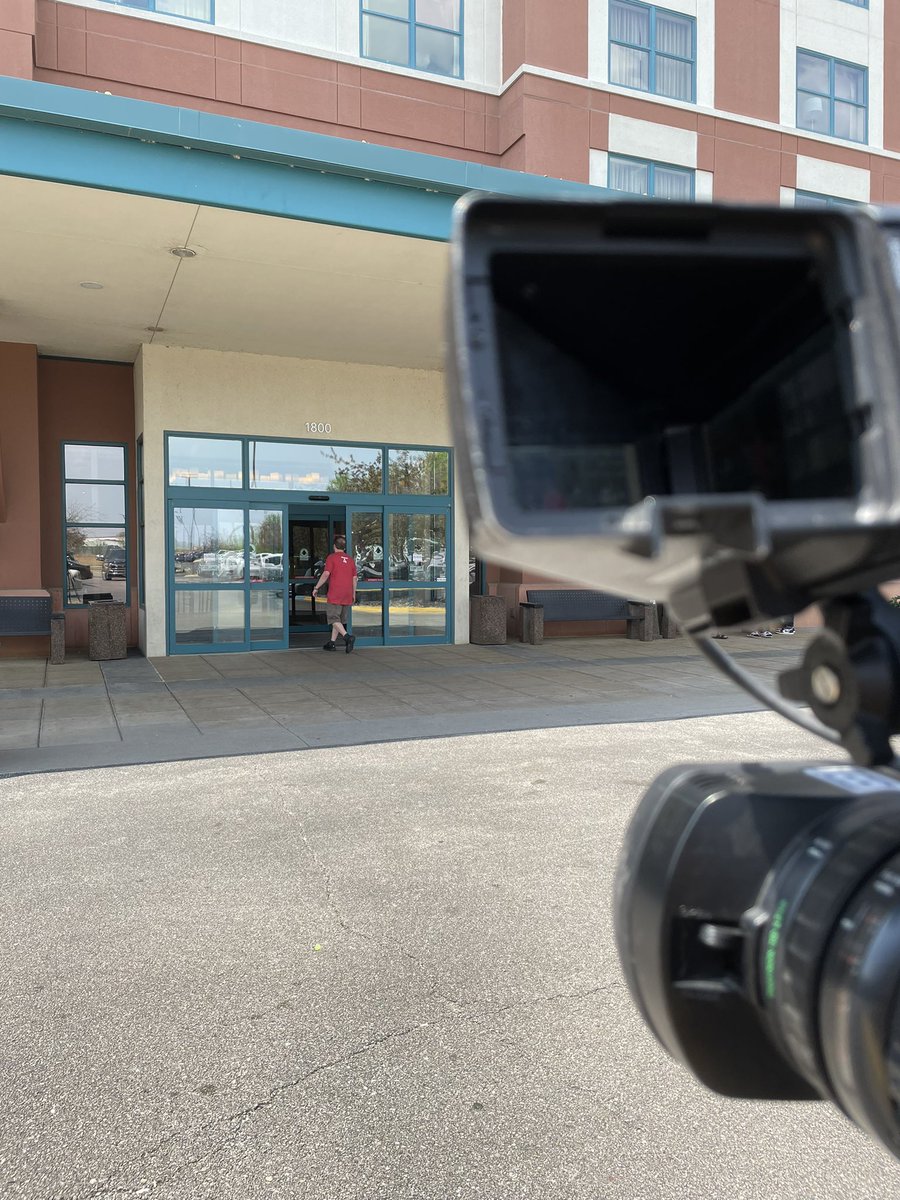 ShelbyKluver's tweet photo. QC union workers are arriving for a strike authorization vote. @USWLocal105 &amp; 3 other @arconic plants are deciding whether or not to authorize a strike IF contract negotiations fall apart before Sunday’s contract deadline. We’ll have full coverage on @wqad tonight at 5, 6 &amp; 10. https://t.co/GwTyo3QlxI