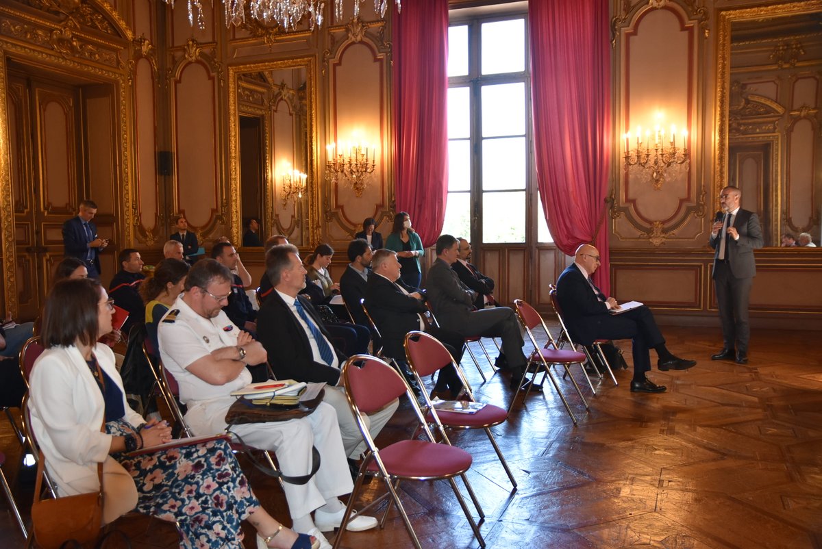 [#EXERCICE] Ce 12 mai, a eu lieu la conférence de presse relative à l'exercice de sécurité civile européen DOMINO.
✅L'exercice se déroulera du 16 au 19 mai 2022 sur les communes de <a href="/villedefos/">Ville de Fos-sur-Mer</a>, #Martigues et #ChateauneufLesMartigues.
ℹ️Toutes les infos ➡️vu.fr/XUub