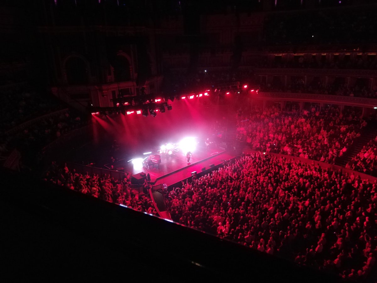 pauldavis_vc's tweet photo. Saw one of my favourite albums from my youth played in its entirety last night. 'Waking Up the Neighbours' by @bryanadams at @RoyalAlbertHall A great performance, and a great album 🤘!!! https://t.co/ppIdbPF3WA