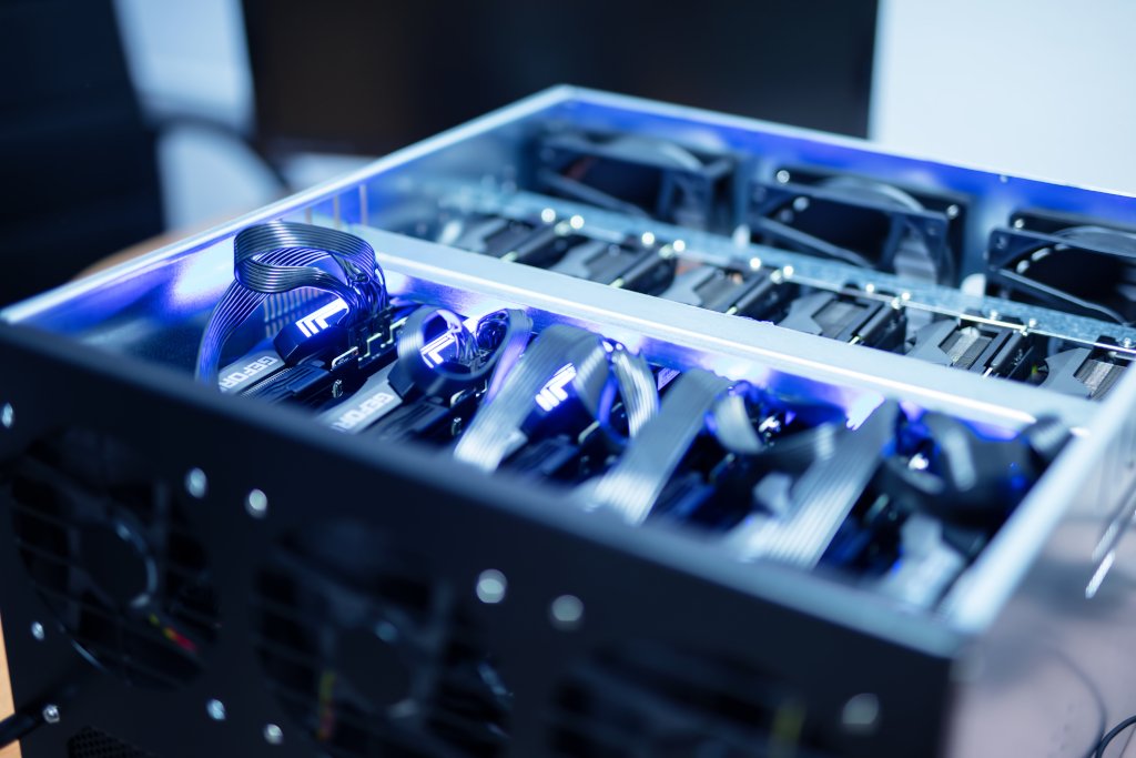 ZET_Tech's tweet photo. Today we present you something special for demanding miners - dedicated server cases. We have versions supporting 6, 8 or 12 graphics cards (GPUs).
Perfect to be installed in server racks.
#servercase #DataCenter #colocation #pro #zet #zetpool #eth #BTC #mining #crypto https://t.co/sIVIAghGUI