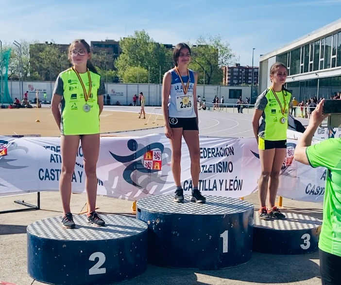 DeportesMarsa's tweet photo. Nuestra alumna, de 1º de la ESO, Elisa Álvarez Reyes, se ha proclamado campeona de Castilla y León en la prueba de 150 metros lisos en el Campeonato Autonómico sub-14 celebrado en Valladolid el pasado fin de semana. ¡Estamos muy orgullosos de ti!
@DeportesMarsa 
@MSalCha https://t.co/Tm6m5gmX4J