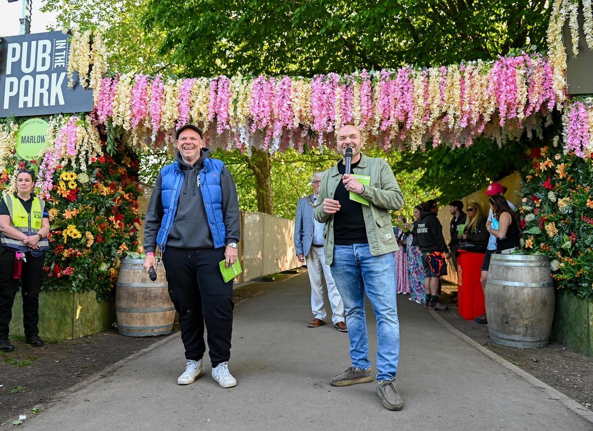 Pubinthepark_'s tweet photo. THE @Pubinthepark_ TOUR HAS OFFICIALLY BEGUN 🥳🤩
The fabulous @ChefTomKerridge & @RimmerSimon opening the gates to our first visitors 🙌🏼 We can’t wait for a weekend jam packed full of so many delicious dishes, demos & dancin’ 💃
#PITP2022 #Showopen https://t.co/qplaFR9YyA