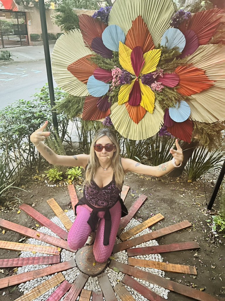 DanyGrass's tweet photo. Yo me la paso como los testigos de Jehová… toque y toque #lamastestigo #toqueytoque #flowerpower #condesa #tamaulipas #rollenlaciudad #danygrass @DanyGrass https://t.co/tXxaqYKvuV