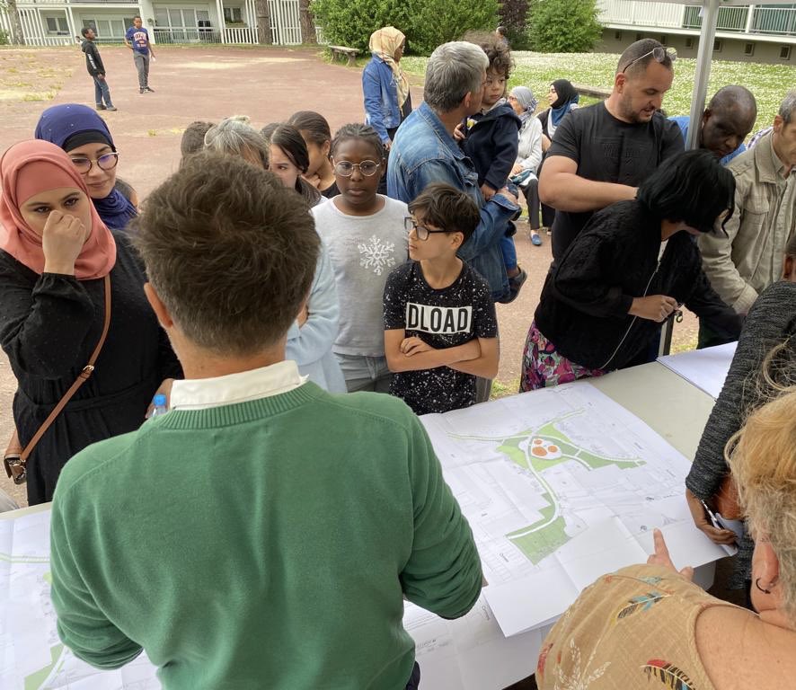 FrVigouroux's tweet photo. Cet après-midi, une très belle ambiance de travail à la résidence Schweitzer #igny où nous avons présenté avec #sequens le projet de rénovation du carré central. Un très beau projet réalisé par le bailleur pour améliorer le cadre de vie quotidien des locataires: vert + agréable https://t.co/pvOnRlYgje