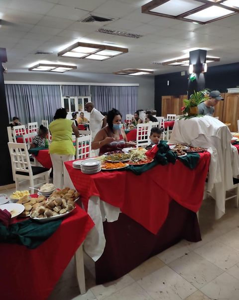 El perfeccionamiento del comercio, se propone dotar de mayor autonomía a las unidades y que se incorporen nuevos servicios.
#ComercioCuba #VamosConTodo <a href="/PresidenciaCuba/">Presidencia Cuba 🇨🇺</a> <a href="/MMarreroCruz/">Manuel Marrero Cruz</a> <a href="/JorgeLuisTapiaF/">Jorge Luis Tapia Fonseca</a> <a href="/BetsyDazVelzqu2/">Betsy Díaz Velázquez</a>