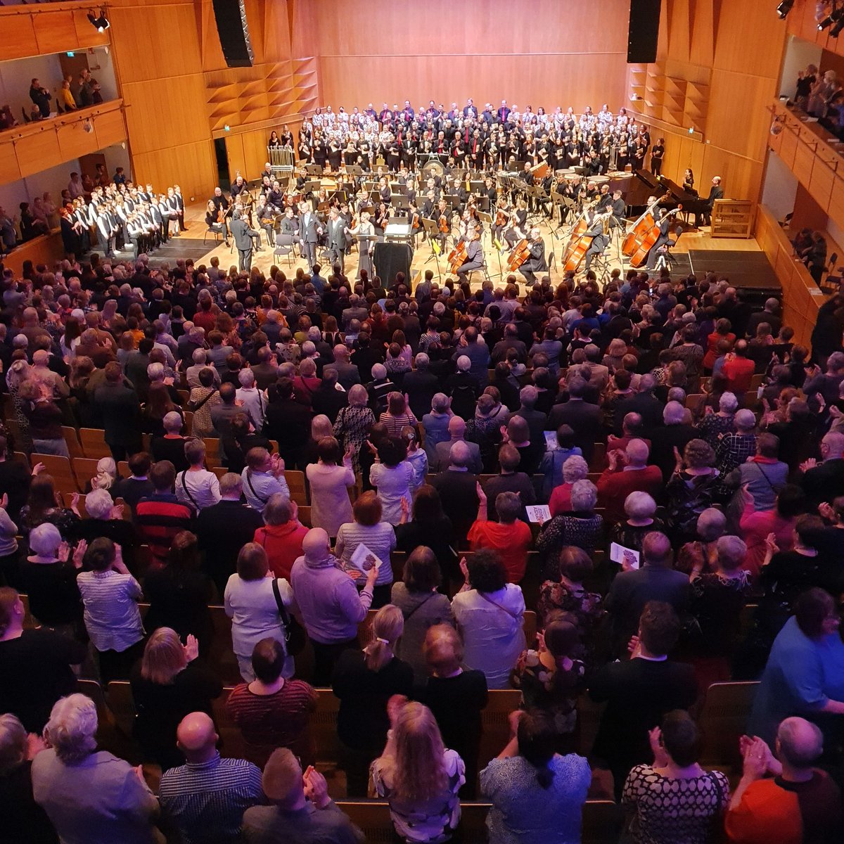 PaiviVestala's tweet photo. Kun ihmiset lopultakin pääsevät konserttiin, niin se on ei enempää, ei vähempää kuin Carmina Burana. Upeat solistit @VilleRusanen , Kaisa Ranta ja Matthias Rexroth. Kiitos kuorovoimasta @JaanaTurunen https://t.co/tkkt7WO4pN