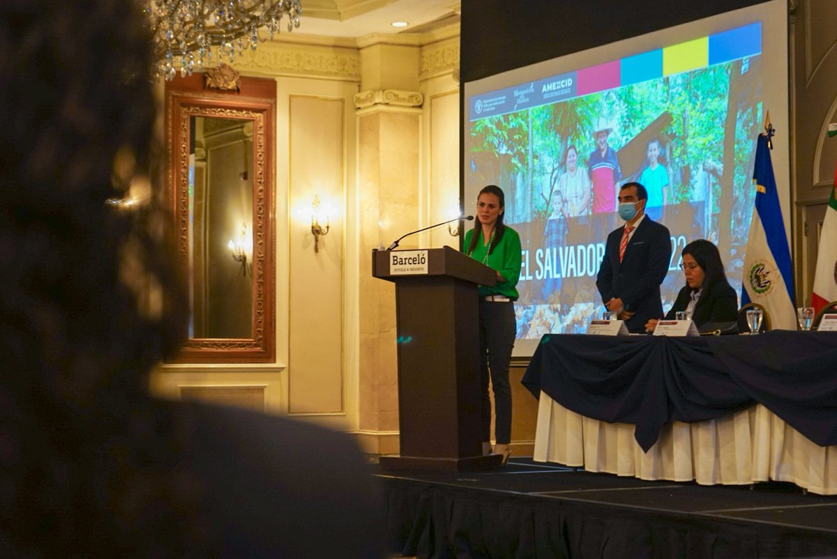 AgenciaEsco's tweet photo. "ESCO está comprometida con los esfuerzos y acciones que concretizan nuestra estrecha relación de colaboración horizontal desde una Cooperación Triangular, con los aportes de nuestros amigos de @AMEXCID, @FAOElSalvador y otros 9 países de la región." Karla de Palma https://t.co/4RQdQ2uq1U