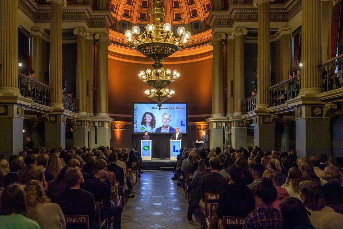 Studentafton's tweet photo. För en vecka sedan genomförde vi terminens sista afton. Vi gästades av @JohanPehrson (L) och @martastenevi (MP). Vi vill rikta vårt varmaste tack till gästerna och kvällens moderator. 

Aftonen förevigades och går att ta del av genom vår youtubekanal: https://t.co/fUO4Qentea https://t.co/68fYr8Di1K