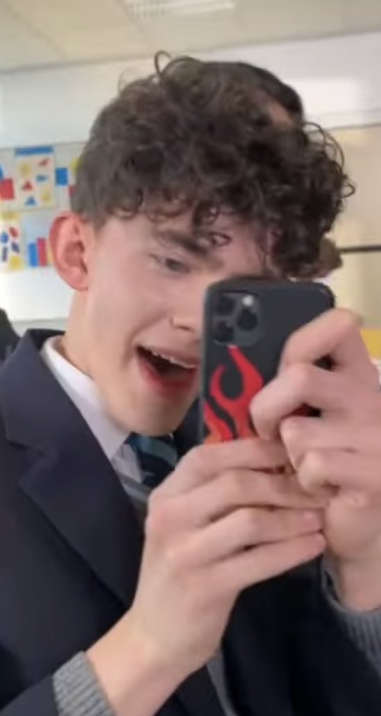 joe… i love you very much and i adore you but what is this situation with u holding the phone… <a href="/joelocke03/">:)</a>