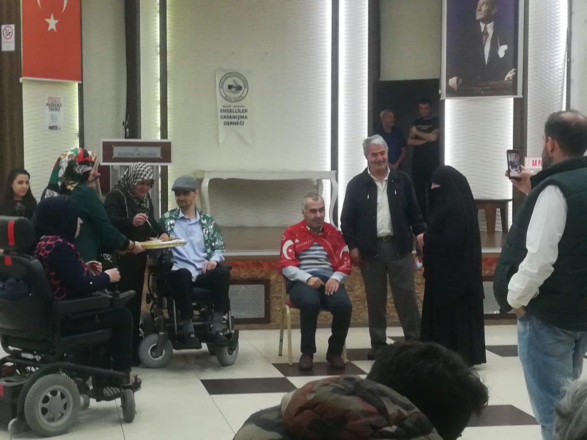 ABozuyuk's tweet photo. İlçe Kadın Kolları Başkanımız Suna Ünal Yönetim Kurulu üyelerimiz ile birlikte Bozüyük Engelliler Dayanışma Derneği'nin düzenlemiş olduğu Asker kınası programına katılarak sevinç ve mutluluklarına ortak olduk.

Yüzünüz'de mutluluk kalbiniz'de sevinç eksik olmasın dileğimizle.😊 https://t.co/pmBYjeQP7U