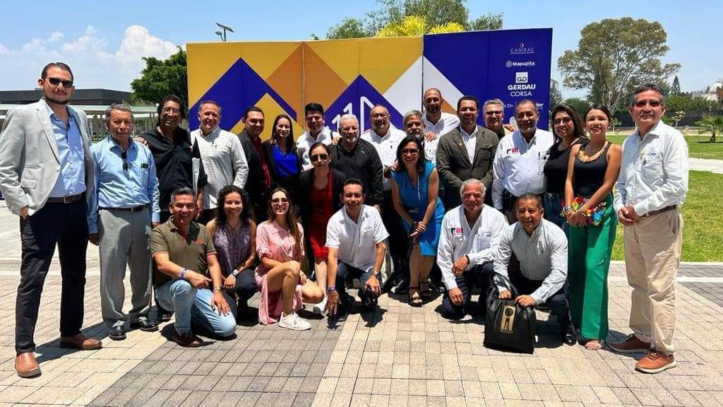 BedranRuiz's tweet photo. Nuestro Presidente Nacional #FCARM Arq. Marco Vergara 
con amigos de la Región III de la Federación de Colegios de Arquitectos de la República Mexicana #SomosFCARM 😉😎☘🌿 https://t.co/XKqhrxd0rc