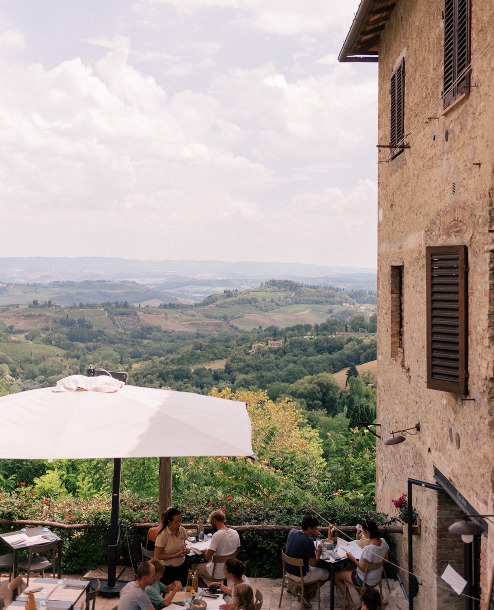 VicoloPizza's tweet photo. Lunch with a view...it's the small things in life ✨🌞🌻

 📸 @juliaberolzheimer

#everythinggood #vicolo #vicololife #travel #italy https://t.co/8n5wM3Oe0o