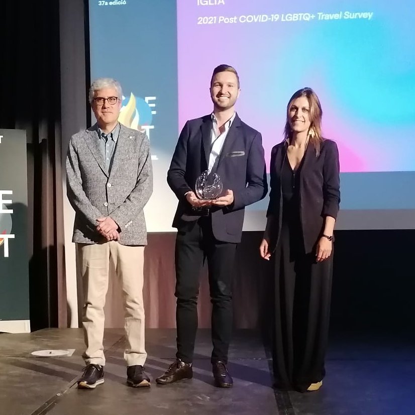 TurismeDIBA's tweet photo. Soledad Bravo, gerenta de @TurismeDIBA, lliura el premi de la categoria #ThroughResearch a Felipe Cardenas d'@IGLTA per al projecte '2021 Post COVID-19 LGBTQ+ Travel Survey
#PremisAlimara @CETT_UB https://t.co/8BrUg3VRYh