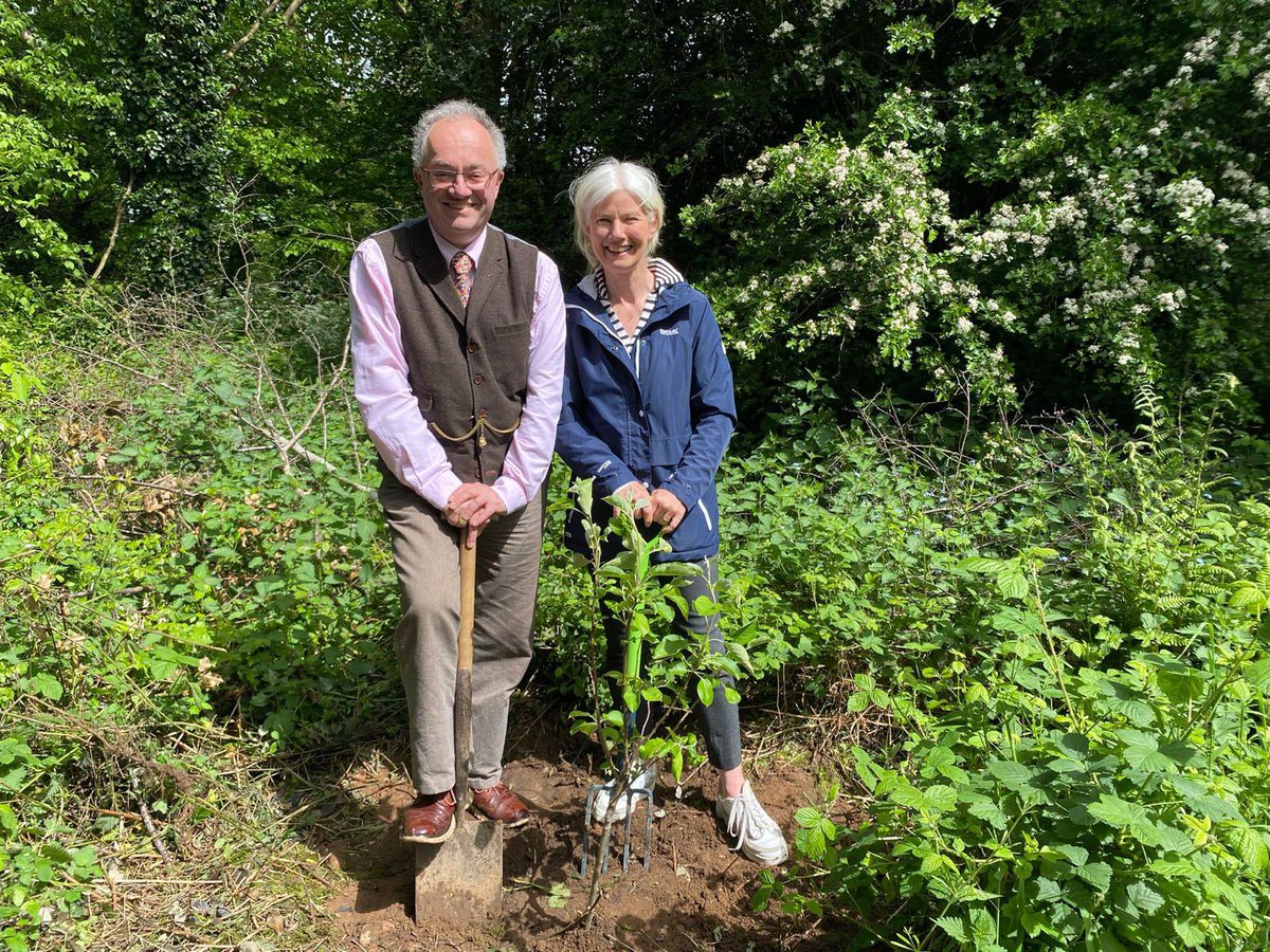 Rupert_Matthews's tweet photo. Another successful planting of a tree for the ‘Queen’s Green Canopy!’

Thank you to Julie, the tree warden at Sheepy Parish Council for helping us find the perfect spot for this beautiful apple tree.

#PlantaTreefortheJubilee #queensgreencanopy #CommunityThursday https://t.co/Ls4acPAzQ7