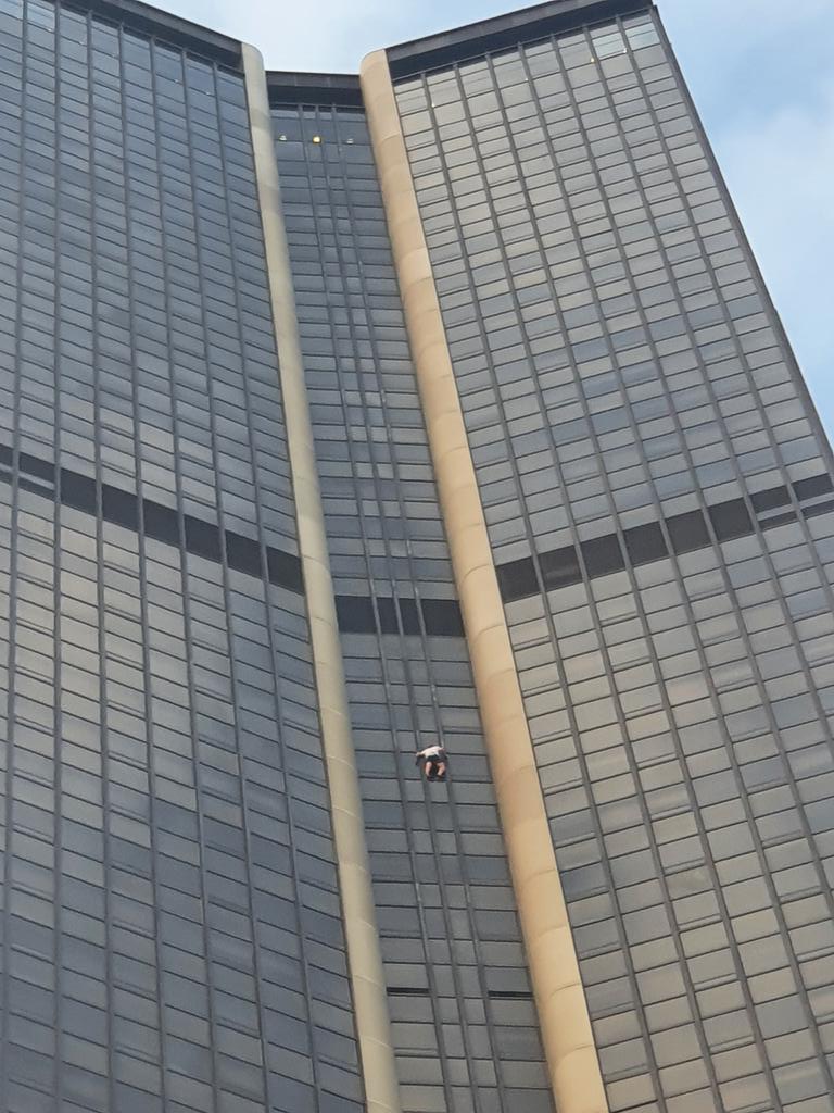 ApetitpasProdN1's tweet photo. Il grimpe sur la tour Montparnasse https://t.co/zd3VOHaDTM