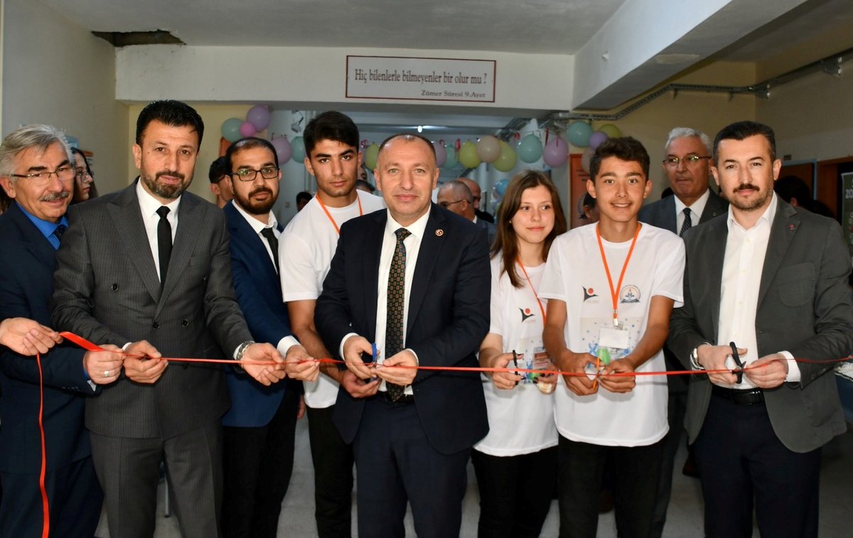 kirikkalemem's tweet photo. 🇹🇷🇹🇷🇹🇷Millî Eğitim Müdürü Hayati Telefoncu, beraberindeki heyetle birlikte Gülbeyaz Sümer Anadolu Lisesi öğrencileri tarafından hazırlanan TÜBİTAK Bilim Fuarı'nın açılışını yaptı. Telefoncu, oluşturulan stantları gezerek projelerle ilgili öğrencilerden bilgi aldı. https://t.co/t5mPhaPNrp