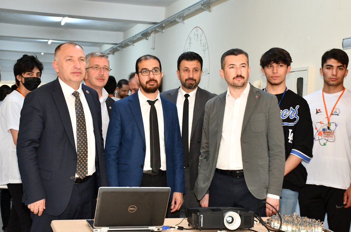 kirikkalemem's tweet photo. 🇹🇷🇹🇷🇹🇷Millî Eğitim Müdürü Hayati Telefoncu, beraberindeki heyetle birlikte Gülbeyaz Sümer Anadolu Lisesi öğrencileri tarafından hazırlanan TÜBİTAK Bilim Fuarı'nın açılışını yaptı. Telefoncu, oluşturulan stantları gezerek projelerle ilgili öğrencilerden bilgi aldı. https://t.co/t5mPhaPNrp