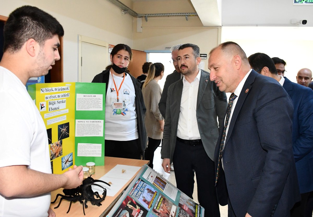 kirikkalemem's tweet photo. 🇹🇷🇹🇷🇹🇷Millî Eğitim Müdürü Hayati Telefoncu, beraberindeki heyetle birlikte Gülbeyaz Sümer Anadolu Lisesi öğrencileri tarafından hazırlanan TÜBİTAK Bilim Fuarı'nın açılışını yaptı. Telefoncu, oluşturulan stantları gezerek projelerle ilgili öğrencilerden bilgi aldı. https://t.co/t5mPhaPNrp