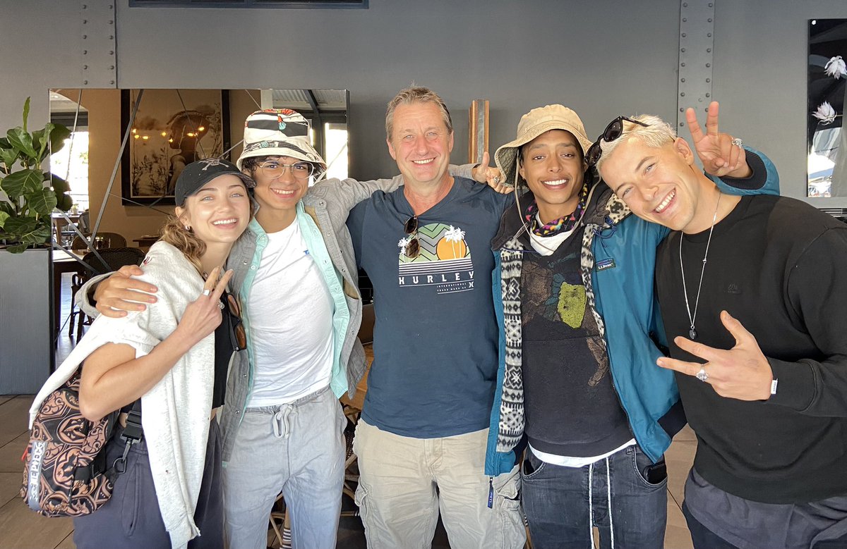 CinematizandoOf's tweet photo. O diretor da série live action de One Piece, Marc Jobst, postou uma foto com o elenco

#OnePiece #MarcJobst #Netflix https://t.co/xunsbqeLSM