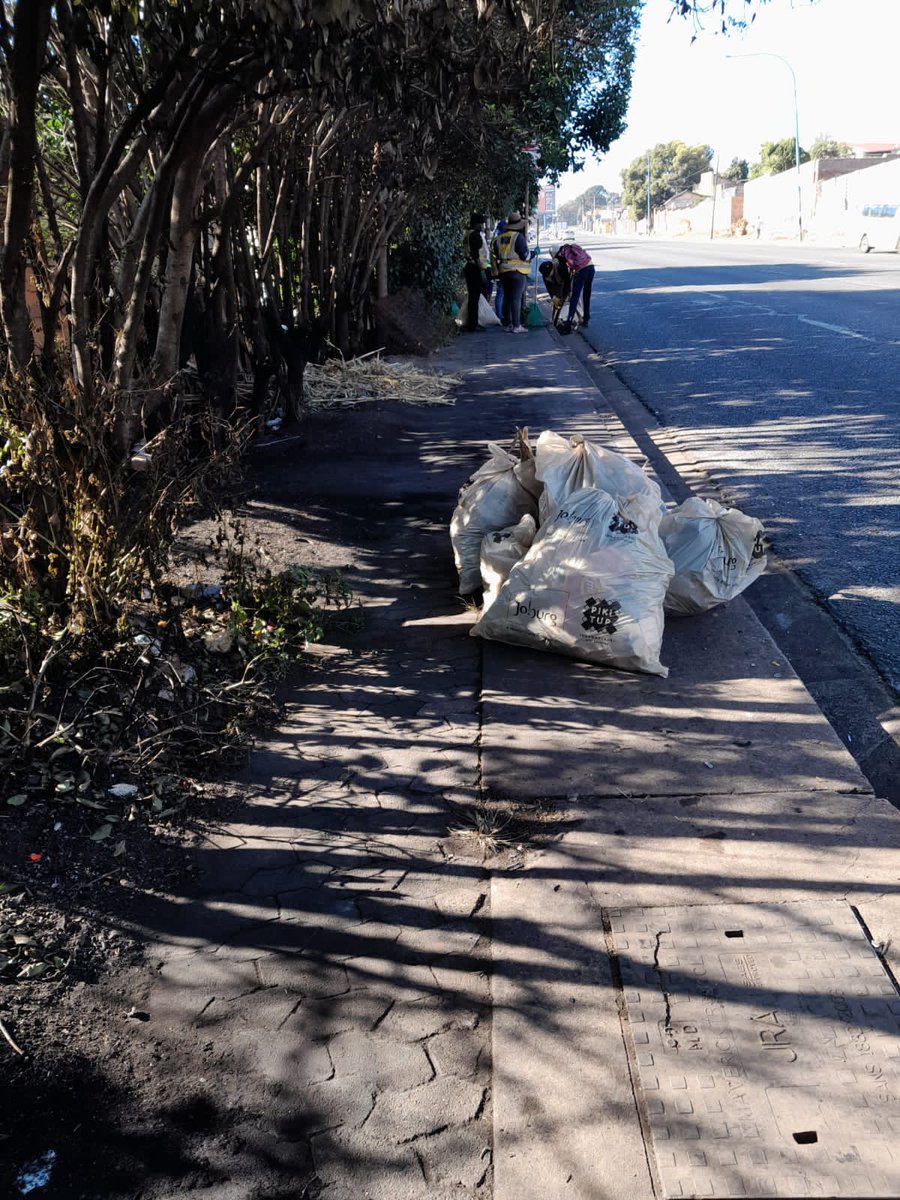 Environment_X's tweet photo. Corner to corner street by street, full contact with grime. @c40cities Johannesburg needs community org. Like @WCCA8 let us support thier programs #savetheplanet
#savejozi https://t.co/vVCraZ1RW8