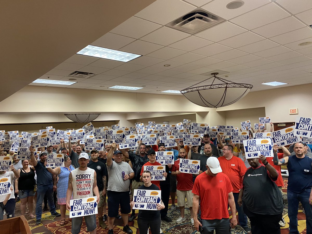 USWLocal105's tweet photo. Keep it up USW Local 105, the Solidarity is showing all the way to Pittsburgh.
#FairContractNow #WeAreEssential https://t.co/unAhwdusxt