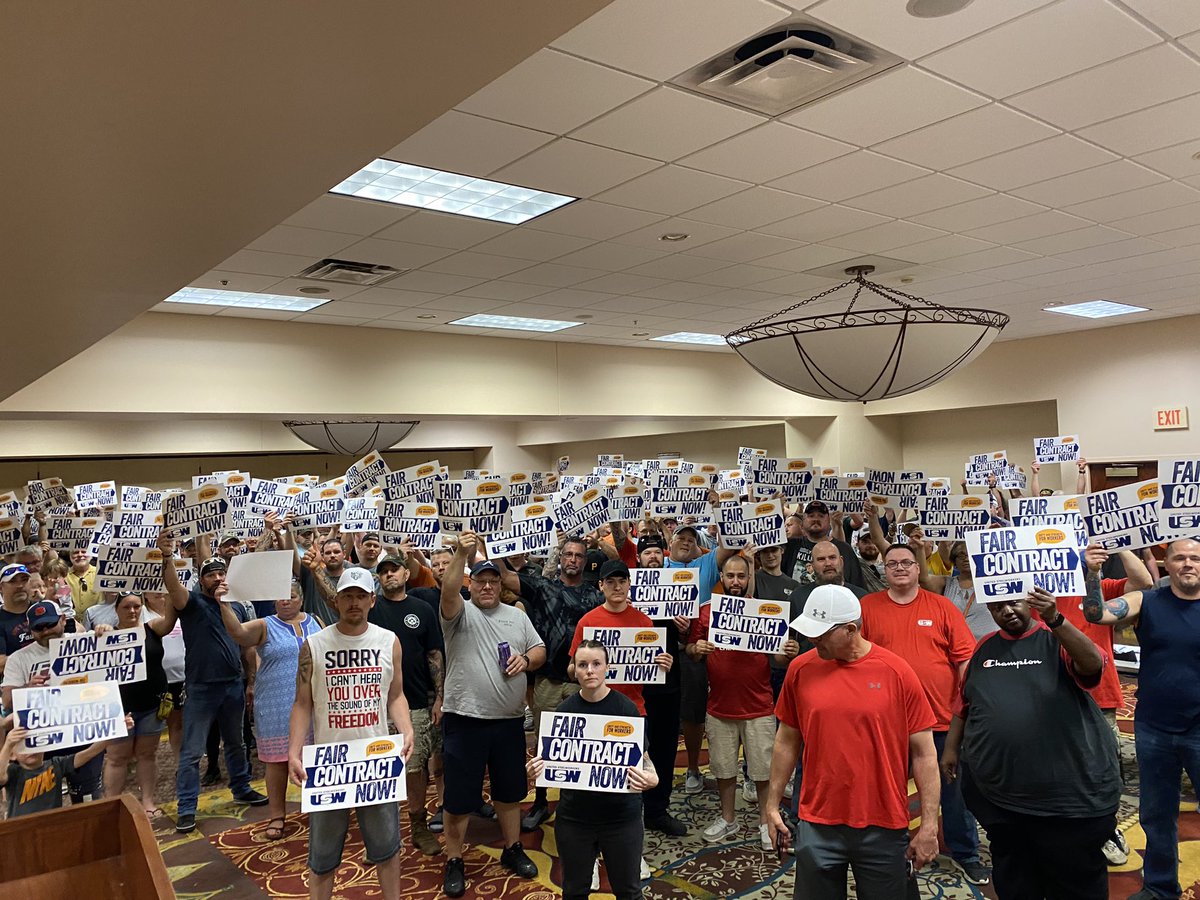 USWLocal105's tweet photo. Keep it up USW Local 105, the Solidarity is showing all the way to Pittsburgh.
#FairContractNow #WeAreEssential https://t.co/unAhwdusxt
