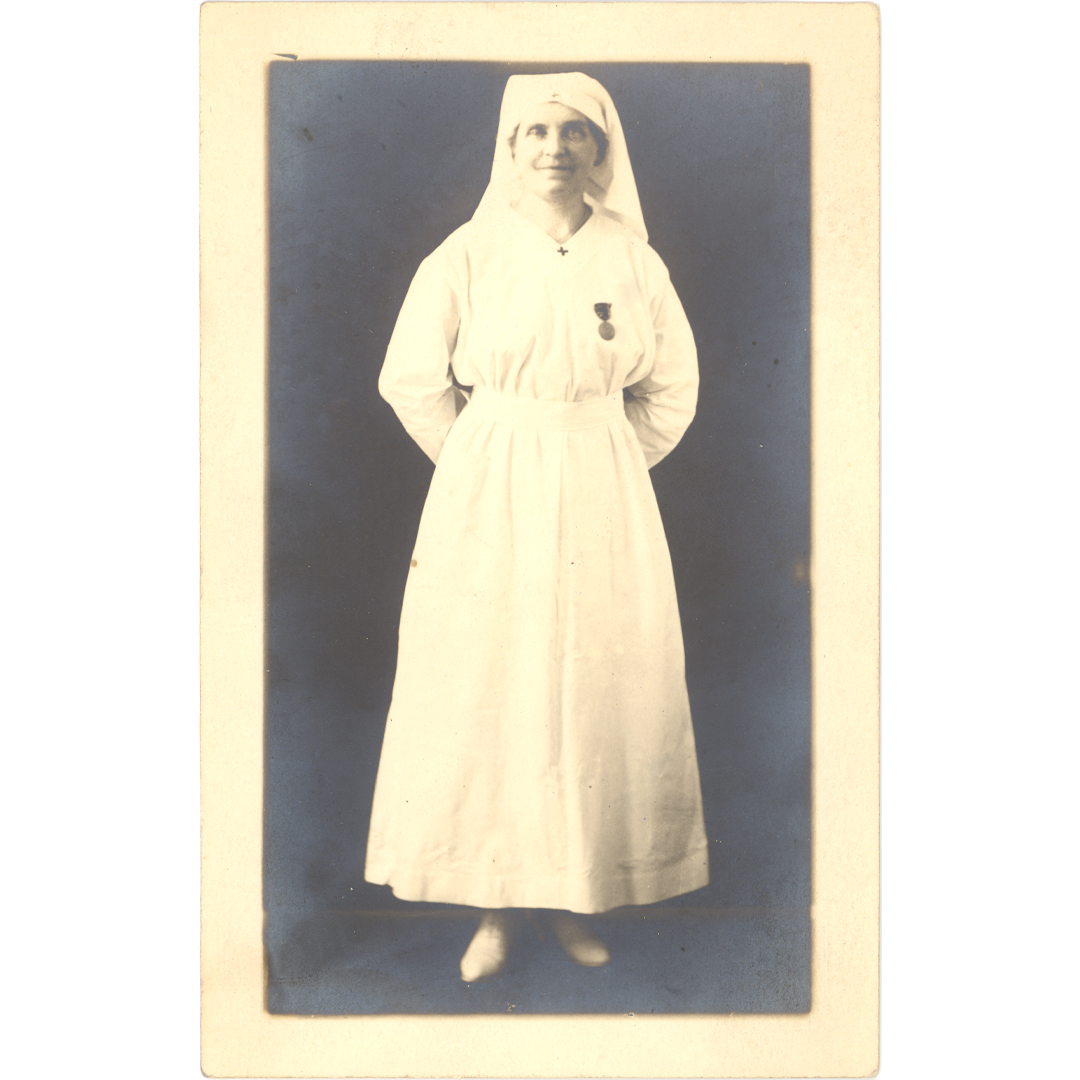 HudsonRivMuseum's tweet photo. Today is #InternationalNursesDay! Thank you for all that you do! This early 19th century postcard from the #HRMCollections shows a nurse in the uniform of the era.
#NursesDay #InternationalNursesDay2022 #NurseAppreciation
Image: “Nurse wearing white and a medal,” ca. 1918. https://t.co/DeuqYuJ0nE