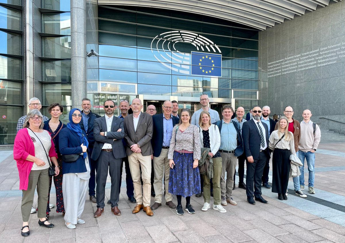 tvilsted's tweet photo. Studietur til Bruxelles: En række forskere fik mulighed for at erfaringsudveksle, netværke og få indsigt i EU-støtteprogrammer. Dialogen mellem forskerne og parlamentarikerne @WeissPernille, @SchaldemoseMEP og @SoerenGade var utrolig berigende. #dkforsk #overgransen https://t.co/RWom6wVED6