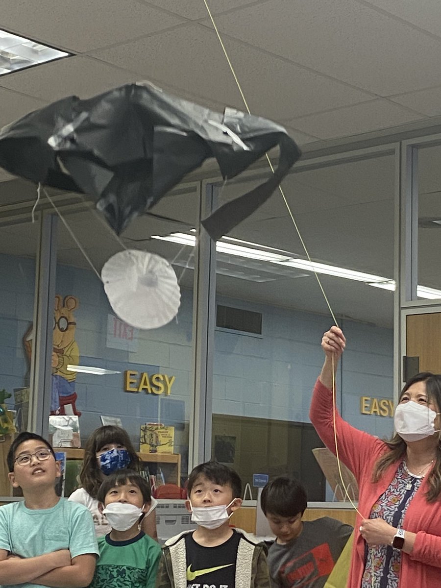 ClosterSchools's tweet photo. 2nd graders test their parachutes in #STEM class with Ms. Iyo @MsCatieRicca https://t.co/khfYiqhVhF