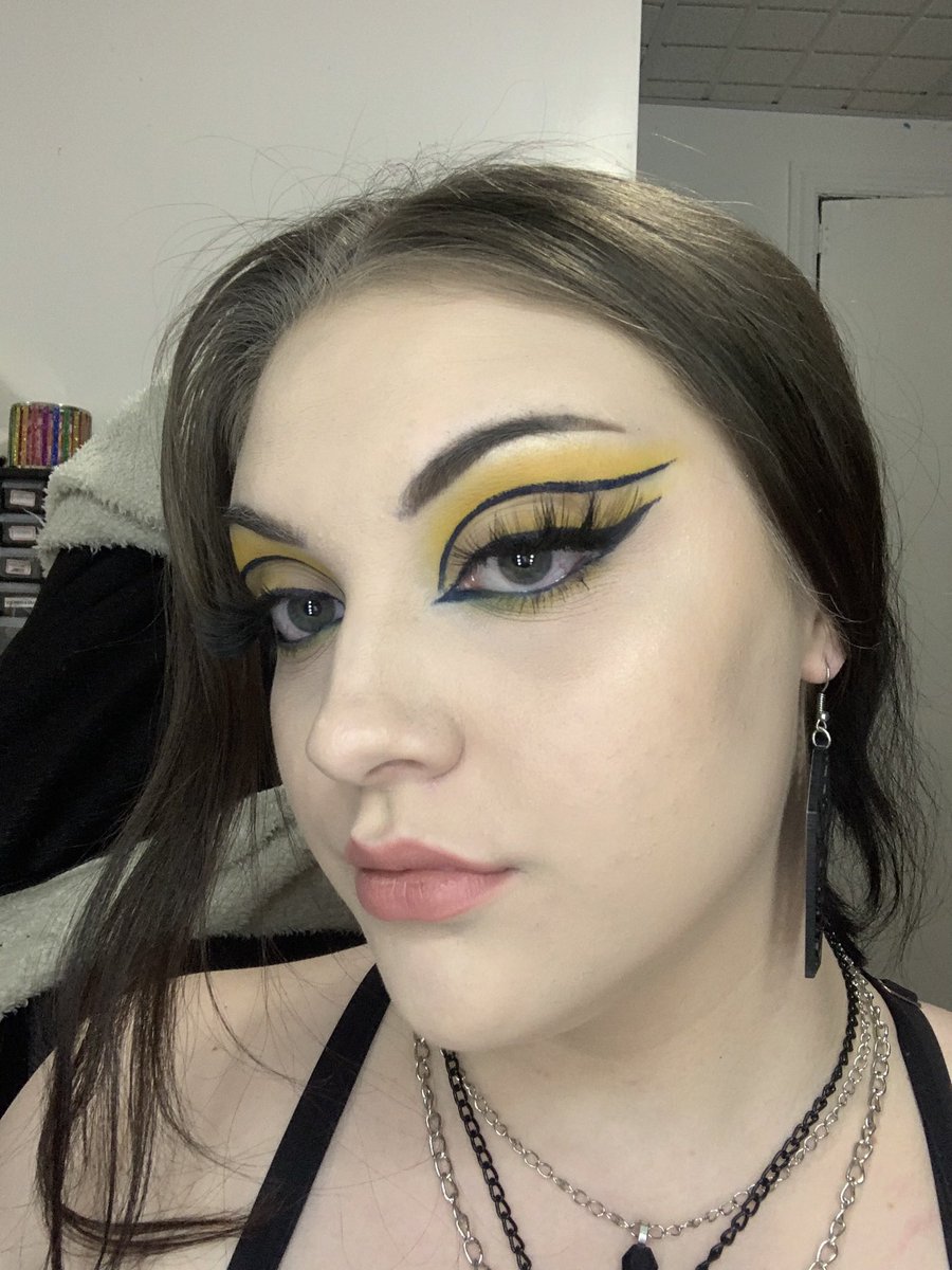 kiraalayne's tweet photo. recent makeup looks i’ve done!🤍 really into graphic liner https://t.co/7epYA8ZaIc