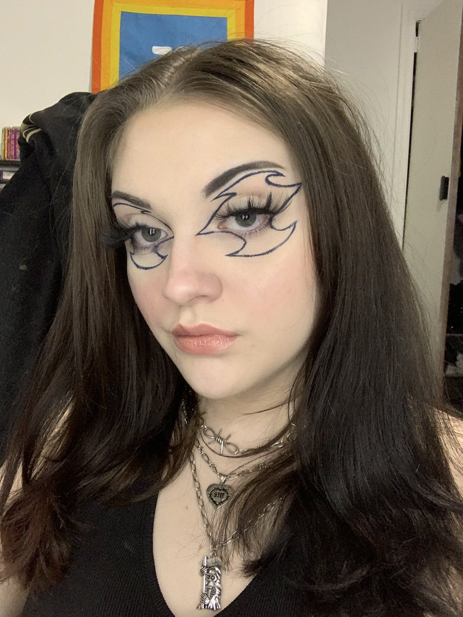 kiraalayne's tweet photo. recent makeup looks i’ve done!🤍 really into graphic liner https://t.co/7epYA8ZaIc