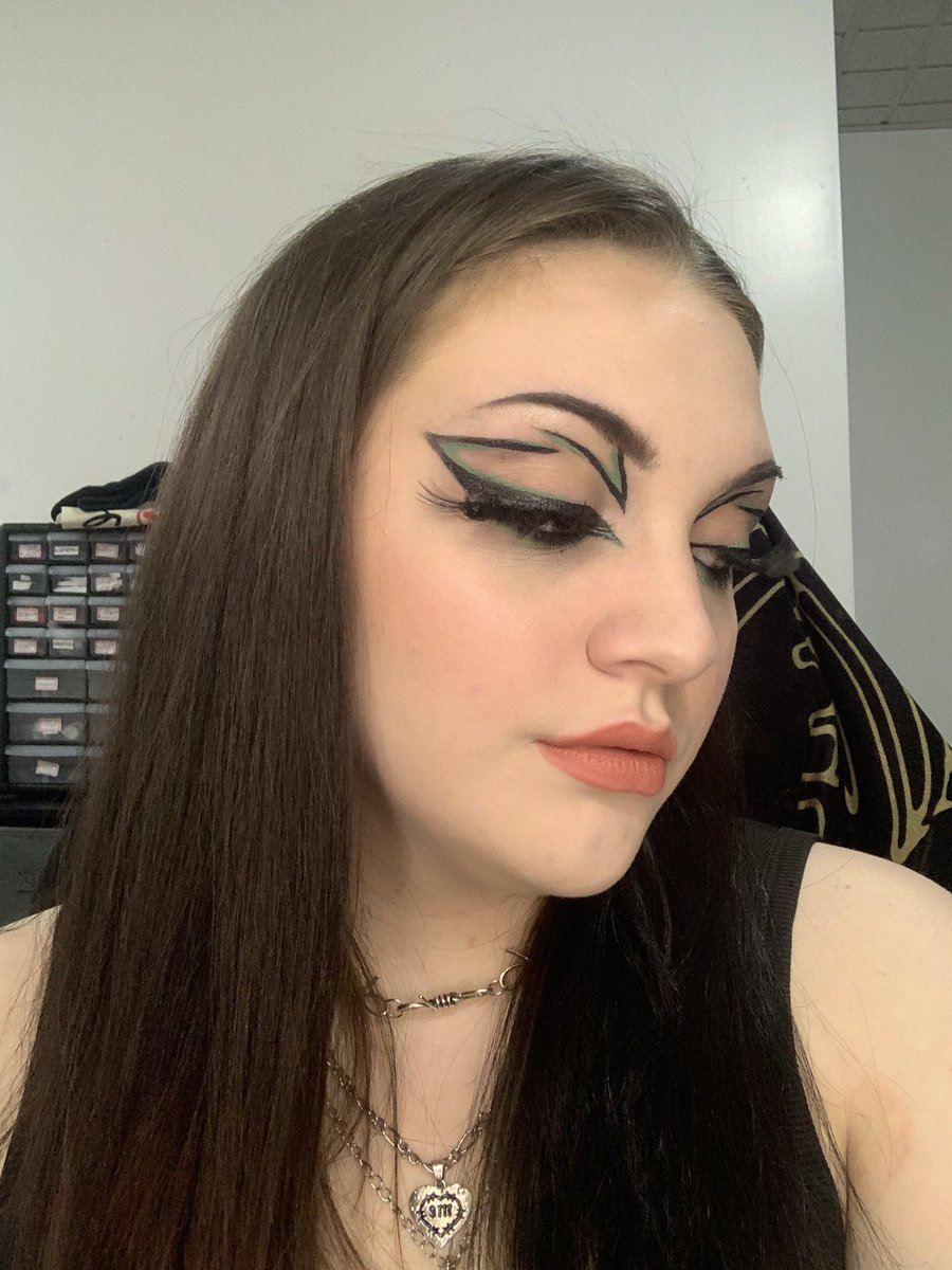 kiraalayne's tweet photo. recent makeup looks i’ve done!🤍 really into graphic liner https://t.co/7epYA8ZaIc