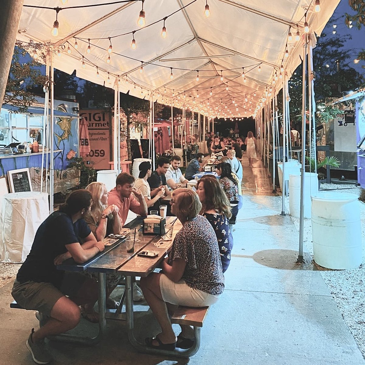 Sircles_App's tweet photo. Have you ever been to Naples, FL?☀️ This is a big reason to go! Food truck galore😱

Celebration Park Naples is a Waterfront Bar &amp; Food Truck Park with a lively nightlife scene &amp; good music🌊✨ 

Where is your favorite food truck spot?🚚 Drop them below &amp; Fav them in Sircles!❤️ https://t.co/sYxLqQ5D0Y