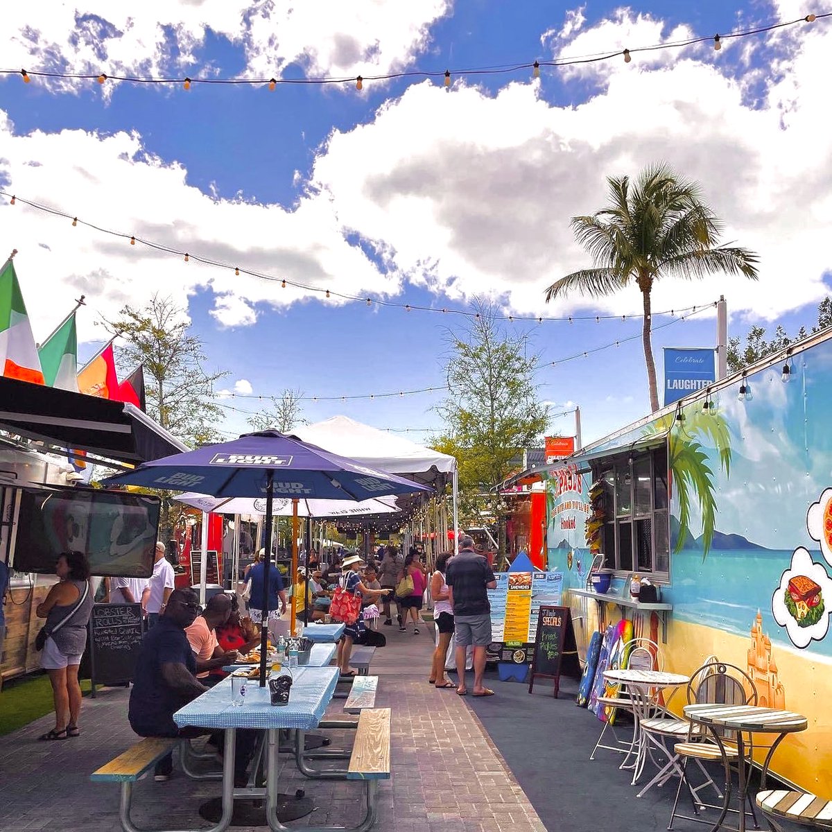 Have you ever been to Naples, FL?☀️ This is a big reason to go! Food truck galore😱

Celebration Park Naples is a Waterfront Bar &amp; Food Truck Park with a lively nightlife scene &amp; good music🌊✨ 

Where is your favorite food truck spot?🚚 Drop them below &amp; Fav them in Sircles!❤️