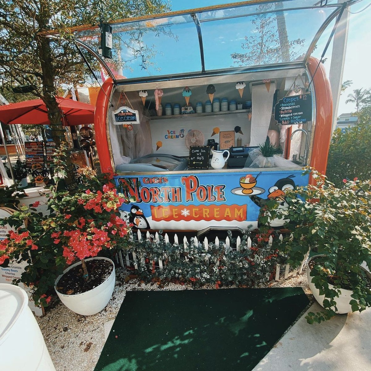 Sircles_App's tweet photo. Have you ever been to Naples, FL?☀️ This is a big reason to go! Food truck galore😱

Celebration Park Naples is a Waterfront Bar &amp; Food Truck Park with a lively nightlife scene &amp; good music🌊✨ 

Where is your favorite food truck spot?🚚 Drop them below &amp; Fav them in Sircles!❤️ https://t.co/sYxLqQ5D0Y