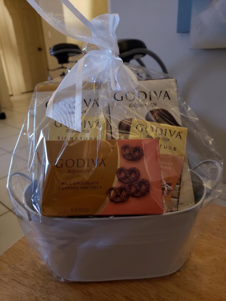 TashannaK's tweet photo. @ftdflowers You went above and beyond to make up for those melted chocolates. Thank you for making me look like the Rockstar kid this year! #MothersDay2022 #favoritekid #rockstarmove https://t.co/Ta73ZL0jgd