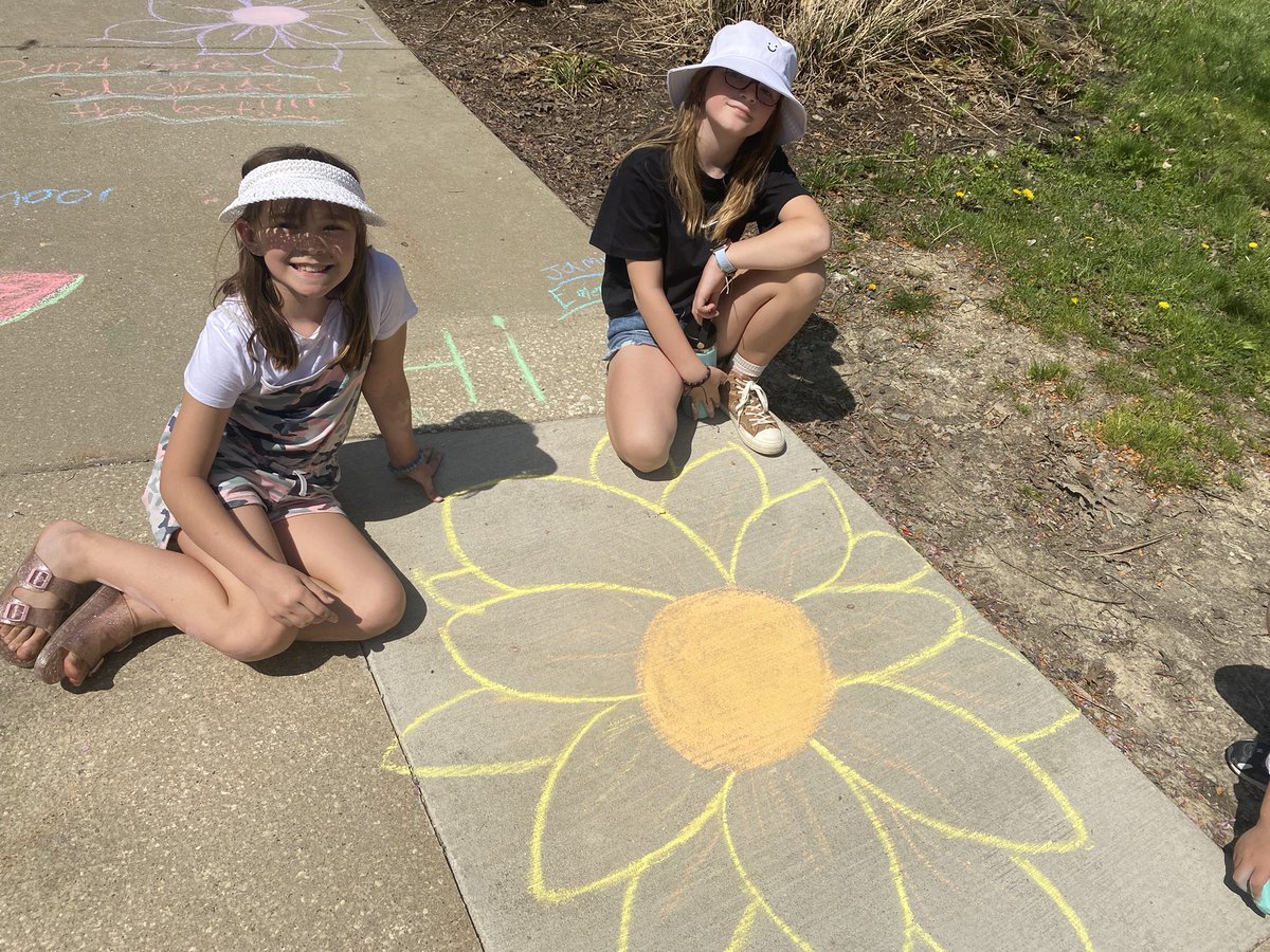 SnyderInThird's tweet photo. we are so excited to welcome 2nd graders to East Woods tomorrow! https://t.co/cn9MdhRoRi