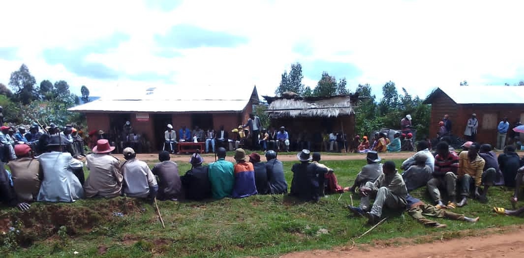 GisoziCommune's tweet photo. #Burundi:Accompagné par son SEP et ses conseillers, L'administrateur de @GisoziCommune a effectué des descentes ce jeudi sur les collines de nyamiyaga,ndava,kibimba et musivya pour échanger sur la situation sécuritaire et recueillir leurs désidératas
@MininterInfosBi
@NtareHouse https://t.co/wvbF8AwT1F