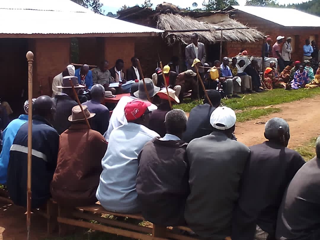GisoziCommune's tweet photo. #Burundi:Accompagné par son SEP et ses conseillers, L'administrateur de @GisoziCommune a effectué des descentes ce jeudi sur les collines de nyamiyaga,ndava,kibimba et musivya pour échanger sur la situation sécuritaire et recueillir leurs désidératas
@MininterInfosBi
@NtareHouse https://t.co/wvbF8AwT1F