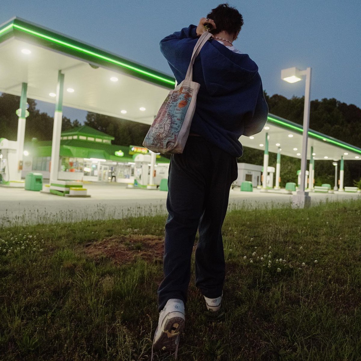 petermcpoland's tweet photo. SLOW DOWN EP TONIGHT MIDNIGHT EST. MIDNIGHT LOCAL EVERYWHERE ELSE. slow down, mary anne:)))) <3 https://t.co/ipMlcvRA87