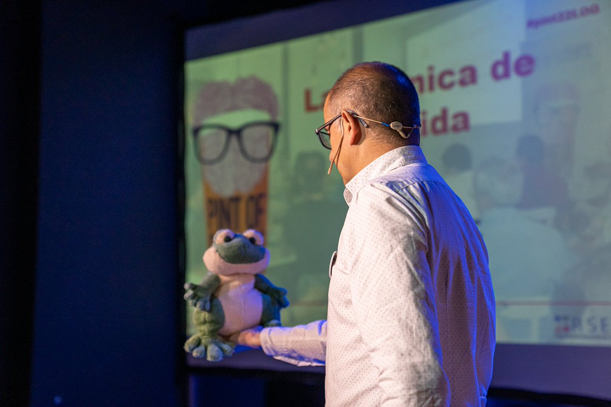 hebusto's tweet photo. Si os perdisteis #Pint22LOG, tenéis las grabaciones en el canal de Youtube. Mi charla sobre "La Química de mi vida", junto con la de @_Jonathan_Heras, también de @unirioja, está disponible en https://t.co/nQfFIBJRqs. El maestro de ceremonias en todas las charlas: @edusadeci. https://t.co/rEHJWulqtB