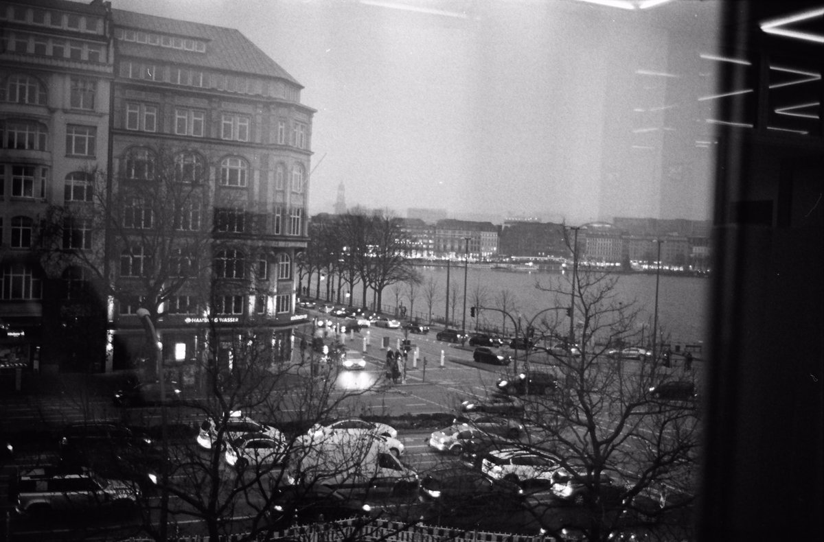 „last view at Hamburg“

Leica M2 
Voigtländer 50mm f1.5
Kodak TX-400

#fineartphotography #leica #leicaphotography #35mmfilm #bnw #blackandwhitephotography #blackandwhite #filmphotography #monochrome #street #streetphotography #citylife #documentary #hamburg